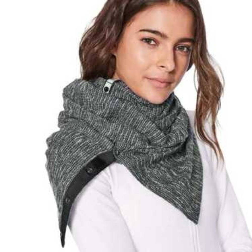 LuluLemon Vinyasa black and grey stripe zip scarf